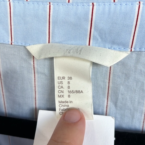 NWT H&M ~ Menswear Meets Girl-Power! Blue Oxford-Inspired Tie-Front Top ~ Size 8 - Picture 4 of 6